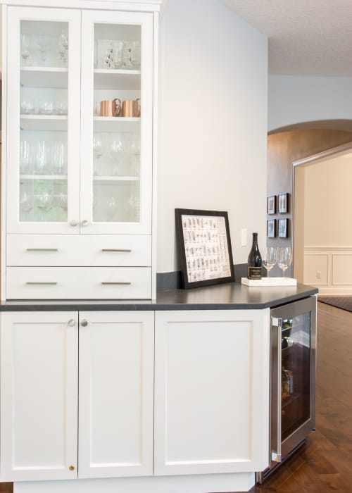 https://www.neilkelly.com/wp-content/uploads/2022/05/07-cabinet-view-cedar-mill-kitchen-close-up.jpg